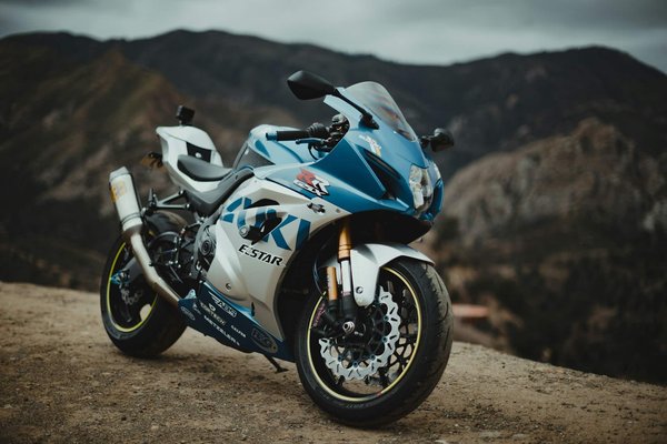 Quelles sont les meilleures techniques pour régler le tendeur de chaîne sur une Suzuki GSX-R1000 ?